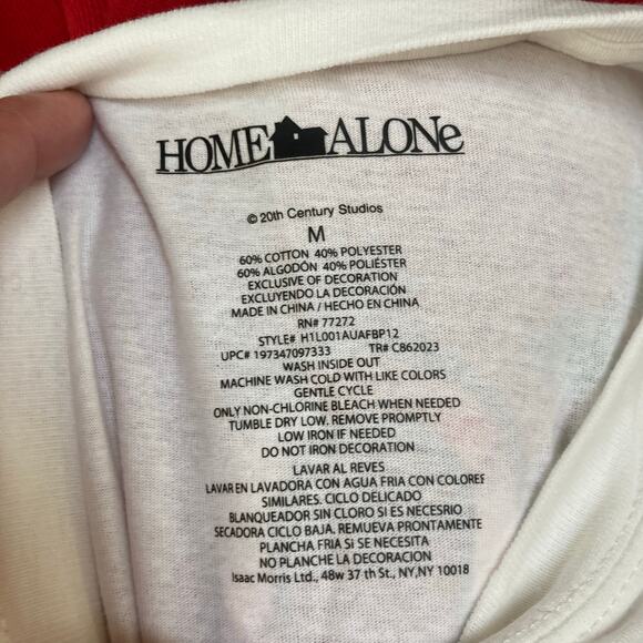 Home Alone Graphic White Filthy Animals Short Sleeve Tee Size Medium Women’s NEW - Picture 7 of 9